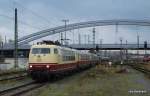 103 184-4 hat am 28.11.09 wiedermal die Ehre gehabt den TEE-Rheingold Sonderzug aus Bonn Hbf anlsslich des Lbecker Weihnachtsmarktes in die Hansestadt zu bringen. Hier ist die alte Dame bei der Einfahrt mit ihrem gut Besetzten Zug im Lbecker Hbf zu sehen.