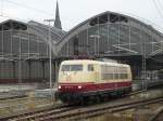 Wegen ihr waren zahlreiche Bahnfans extra nach Lbeck gekommen.103 184 vor der Bahnhofshalle in Lbeck am 28.November 2009.