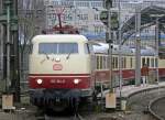 103 184-8 mit sehr attraktiver TEE Rheingold Garnitur bei der Ausfahrt aus Kln Hbf am 21.01.2010.