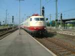 103 184 des DB-Museums vor einem WJT-Sonderzug bei der Einfahrt in den Karlsruher Hbf am 17.08.05. Der Zug bestand aus Bimz-Wagen.