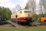 Die dritte Gastlok bei den Schwarzenberger Eisenbahntagen war 103 224-2. Hier steht sie am 16.05.2010 auf der Drehscheibe des Museums.