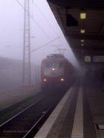 Bei dichtem Nebel f�hrt eine unbekannt gebliebene 103 einen Tag sp�ter mit IR2007 in den Dessauer Hauptbahnhof ein.