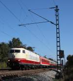 103 235 mit einem Sonderzug in Richtung Mnchen Hbf.Aufgenommen am 10.10.10 bei Haar.