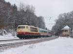 Die 103 245 am 04.12.2010 mit einem Sonderzug nach Innsbruck bei der Durchfahrt in Aling. 