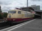 Am 20. Juni 2010 steht 103 235-8 mit einem IC nach Kln in Essen Hbf.