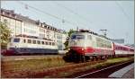 Welche harmonische Formen und bunte Farben zeigte die Bahn um die Jahrtausendwende: DB 103 108-7 mit eine IC und 110 417-3 in Koblenz Hbf am 12.