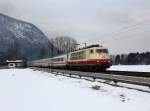 Die 103 245 mit einem Turnuszug am 04.02.2012 unterwegs bei Niederaudorf.