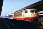 Abschied vom Interregio-hier hat 103 186 in Hamburg-Altona mit IR2074 Fulda-Flensburg soeben abgebgelt und die Dieseltraktion (218) kann bernehmen-Mai 1992