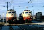 103 132-9 und 103 158-2 Bw Berlin-Rummelsburg 1995 mit dem Vollrundschuppen im Hintergrund