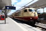 103 235-8 mit Sonderzug beim Zwischenstop im Salzburger Hauptbahnhof.