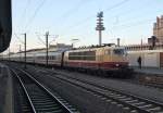 103 245 fhrt am 29.11.2011 aus dem Hbf Hannover raus. Die Lok bespannte den Zug anlsslich des Jubilums der Zge Berlin - Niederlande 