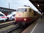 103 245-7 am 29.04.2011 in Ulm Hbf. Nach Ankunft als IC 2094 aus Mnchen sind Lok und Wagen bereit fr die Rckfahrt als Leerzug nach Mnchen. Zuvor startet aber der ICE an Gleis 2 nach Mnchen.