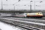 Die letzt gebaute 103 245-7 rennt mit dem IC 2206 von Mnchen nach Nrnberg am Hirschgarten am 22.02.2013