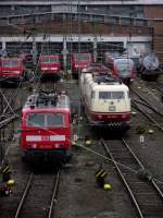 Am 03.03.13 stehen 103 235-8 und ihre Schwester 103 113-7 neben 181 210-6 in Frankfurt am Main Bw 1