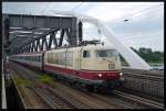 103 235-8 ist mit IC 118 auf der Rheinbrcke von Mannheim nach Ludwigshafen unterwegs. (30.06.2013)