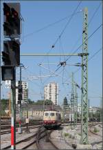 Auf dem Weg zu seinem Zug - 

103 235-8 kommt hier aus seiner Warteposition um am Stuttgarter Gleis 9 seinen Zug abzuholen um diesen dann nach Münster zu bringen. Bei der Einfahrt in den Stuttgart Hauptbahnhof bremste dieser Zug aus Österreich kommend hier auf der Doppelkreuzweiche abrupt bis zum Stillstand ab und blieb Minutenlang stehen, bis er endlich die wenigen Meter bis in den Bahnsteig einfahren durfte. Warum er hier so lange stehen musste war für mich unklar. Auf Gleis 6 fuhr dann ein TGV Duplex ein. Ein Foto mit dem hier wartenden Zug und dem TGV vereitelte dann ein sehr lauter Knall (was war das denn?), der mich so erschrak, dass ich das Abdrücken vergaß... 

21.06.2013 (M)