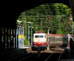 Mit dem IC 118 von Stuttgart nach Mnster rollt 103 235-8 am Abend in die schattige Halle des Bonner Hbf ein. Juni 2013