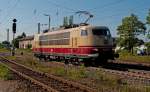 103 222 als Tfzf92139 durcheilt am 14.08.2013 den Bahnhof Riegel