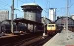 Mit einem Intercity verläßt 103 214-3 im Sommer 1985 den Frankfurter Hauptbahnhof