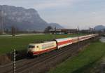 Am Morgen des 22.3.2014 durchfährt die 103 245-7 mit dem CNL 40451/1319 Paris/Amsterdam-Innsbruck das Tiroler Unterland bei Kirchbichl. 