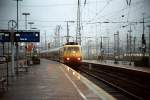 Sonderzug des BFS nach Berlin, Mai 2006
Aufnahmestandort: Bahnsteig für Gleis 10, Dortmund Hbf.
Aufnahmedaten: Kodak Porta NC 160, Pushentwicklung mit ISO 320 (deshalb so körnig), 24mm Weitwinkel, Bl.8, 1/250sec.