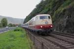 103 235-8 mit IC 118 bei zwischen Oberwesel und Bacharach am Rhein.