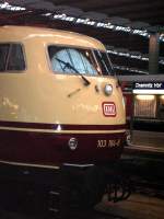 BR 103 184-8 mit ihrem  lachenden Gesicht  auf dem Gleis zwischen Bahnsteig 3 und Bahnsteig 4.