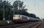 Bahnübergang am Kilomter 105 an der Rollbahn! - Heute ist er längst ersatzlos verschwunden!  Am 7.8.1987 passiert ihn 103230 mit dem IC 530  Mercator  um 13.47 Uhr auf dem Weg nach
