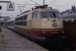 103107 steht am 8.6.1988 um 176.25 Uhr im Bahnhof Hamburg Altona abfahrbereit vor dem IC 730  Karolinger .