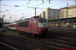 BR 103 237-4 fuhr im Sommer 2002 mit einem Nachzug in den Hamburger Hbf ein.