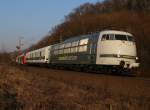 103 222 von RailAdventure überführte am 20.03.2015, zwischen zwei Hauseigenen Wagen eingeklemmt, einen DB Regio 623 005/505 im neuen rot-weißen Design. Aufgenommen zwischen Friedland und Eichenberg.