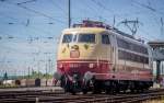 50 Jahre Baureihe 103. Zur Feier des Tages präsentiert sich 103 113-7 anlässlich der Lokparade im DB Museum Koblenz-Lützel zu Ehren des 50. Geburtstages. Am 14.06.1965 wurde E03 001 von der Deutschen Bundesbahn abgenommen und läutet damit den Beginn einer Ära ein.

Die Serienmaschinen unterschieden sich von denen der Vorserie (103 001-004) äußerlich hauptsächlich durch das zusätzliche Lüfterband, die geänderte Dachform und die fehlende verchromte Zierleiste um den Bauch.

103 113-7 ist in ihrer Lackierungsvariante einzigartig. Bei ihr ist nicht nur die Bauchbinde, sondern auch der Rahmen in bordeauxrot lackiert. Ursprünglich war auch sie mit der grauen Rahmenlackierung ausgeliefert worden, wurde aber nach einem Unfall im AW Opladen so gespritzt, wie man sie von vielen Fotografien und heute noch kennt. (14.06.2015)