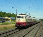 Im besten Sonnenlicht präsentiert sich die 103 113 mit ihrem TEE in Bonn Mehlem bei der Durchfahrt.