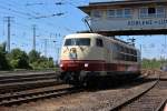 Bild 083:
Bei der Fahrzeugparade in Koblenz-Lützel am 14.06.2015 war auch die noch bis 2014 im IC Verkehr laufende 103 235-8 zu sehen, die hier einen kurzen Halt für die Fotografen einlegt.