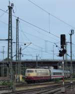 103 113 fährt mit 5min Verspätung und IC 2317 am Haken in Mannheim HBF ein.

Mannheim, der 18.07.15