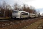 Die 103 222 von Railadventure mit Schutzwagen auf der Reise in ihre Heimat. Hier aufgenommen in Leipzig Thekla am 30.01.2016