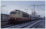 103243 hält am 24.11.1996 um 10.55 Uhr mit dem IR 2576 nach Hamburg - Altona im Bahnhof Northeim.