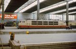 Blick in die Halle des Münchener Hauptbahnhofes 1985: Im Vordergrund eine 103, dahinter ist eine 140 erkennbar