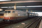 Umlaufbedingt mussten die 103 auch Nahverkehrsaufgaben übernehmen wie hier 103 239-0 um 1985 vor vier Umbau-Vierachsern in der neuen Halle des Düsseldorfer Hauptbahnhofes