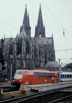 103 124-4 verlässt um 1998 mit einem Interregio den Kölner Hauptbahnhof