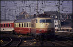 103213 erreicht hier am 27.2.1991 um 14.10 Uhr auf dem Weg nach Hamburg mit dem IC 806 Gorch Fock den HBF Köln.