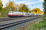 103 245 darf an einem herbstlichen Oktobertag den IC 2094 von München Hbf nach Ulm ziehen.