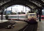 103 113-7 mit dem EC Zug fährt in Köln Hbf ein.