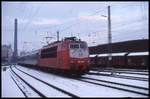 102121 fährt hier am 13.2.1999 mit einem Interregio in Bielefeld HBF in Richtung Minden ab.