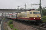 Am 29.06.2013 zieht 103 235 IC 2012 Münster-Oberstdorf durch die Station Mannheim-Arena/Maimarkt in Richtung Heidelberg.