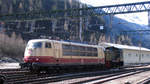 Beim Umsetzen über die italienische Seite mit Gleichstrom im Bahnhof Brenner wird 103 245 von einer D 245 geschoben; 20.04.2008                                                                    