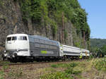 Die Railadventur 103 222 fährt mit zwei Kuppelwagen an der Felswand von Ennepetal vorbei.