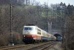 103 107 verlässt mit einem IC den Schürzenbergtunnel bei Oberrieden und wird in Kürze die bekannte Werrabrücke befahren (3.4.1988).