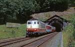 103 200 verlässt im Sommer 1990 den noch nicht umgebauten Schlüchterner Tunnel mit einem IC südwärts.