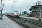 Mit dem Schnellzug Frankfurt am Main - Westerland fährt die 103 201 der DB in den Bahnhof Hamburg Altona ein.
